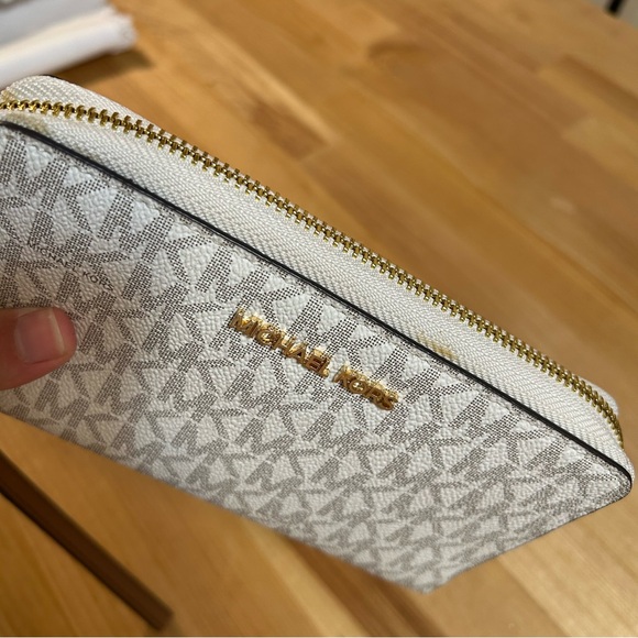 Michael Kors Jet Set Signature Logo Smartphone Wristlet - Picture 3 of 11